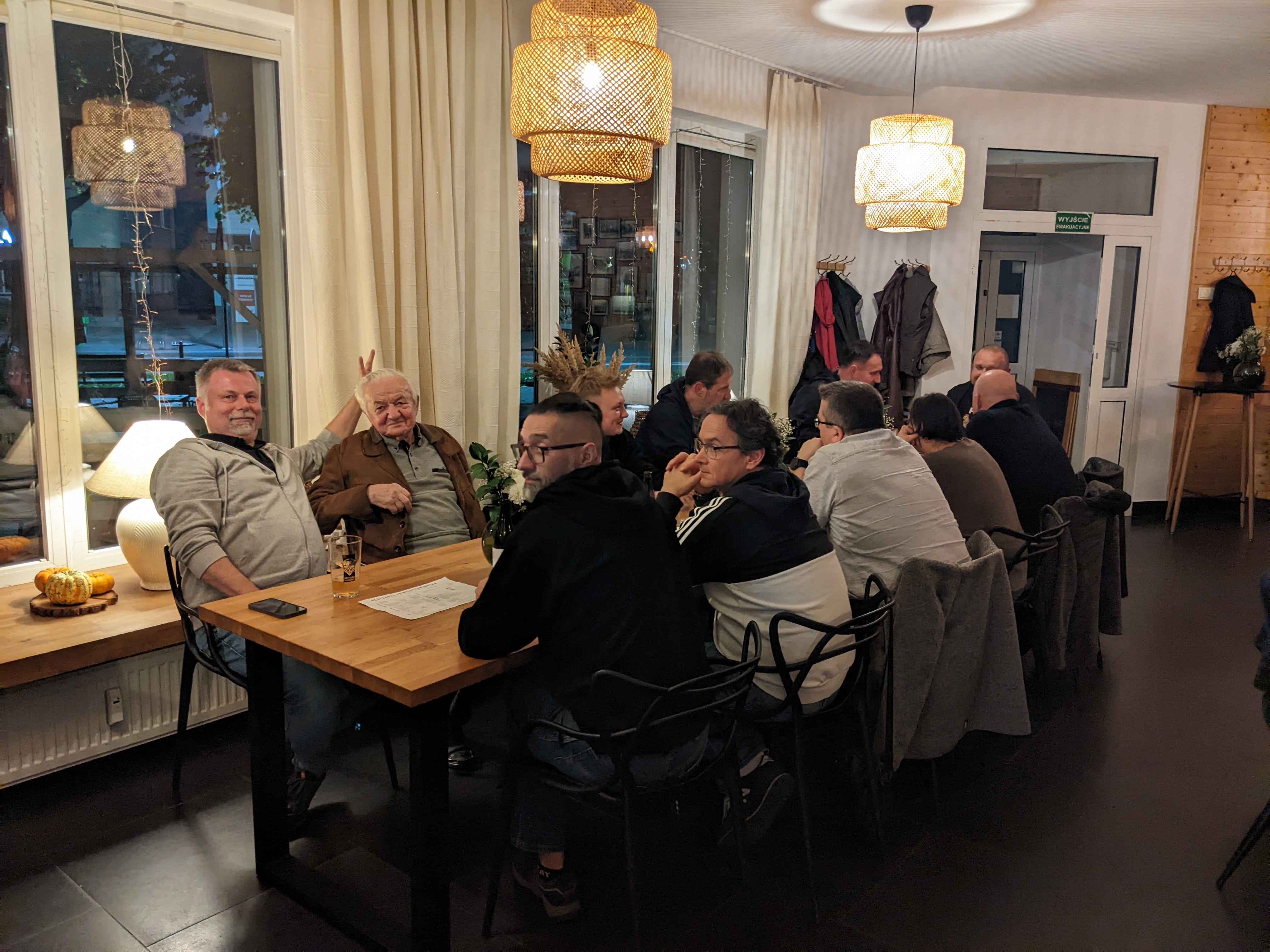 Wieczorne spotkanie uczestników VI Zjazdu PZKF przy stole